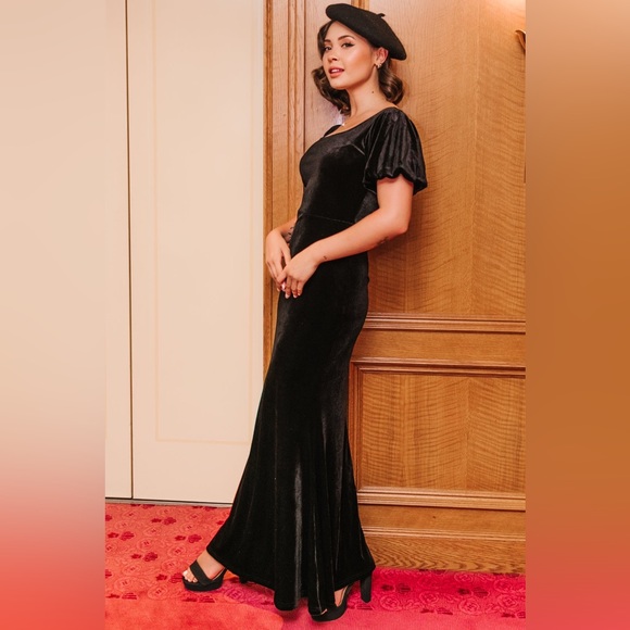 Dresses & Skirts - NWT Black Maxi velvet dress size medium